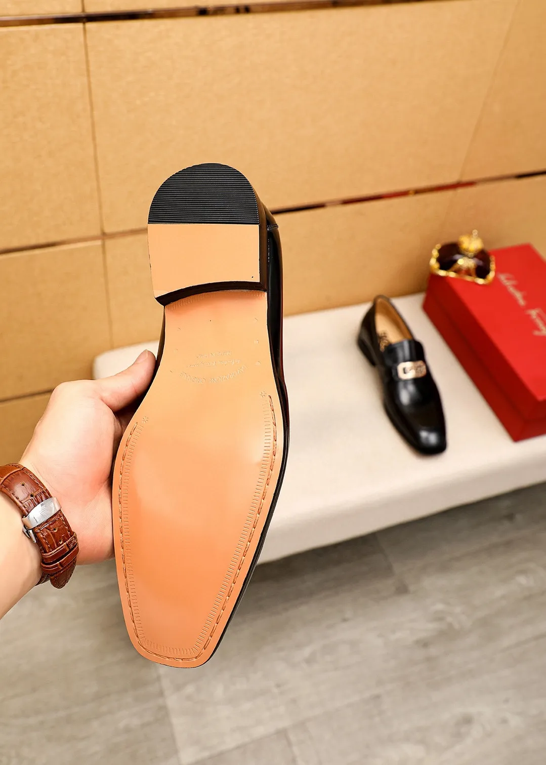 Men's shoes 💰442 💐 Product trademark: Ferragamo "Ferragamo" casual leather shoes Regular size: 38-44 (45.46🉑️customized) Product materials: Selected imported first-layer open-edge beaded cowhide embossed upper + original hardware buckle, imported water-dyed cowhide leather lining. Strong three-dimensional visual effect, combined outsole Color: 2⃣️colors available